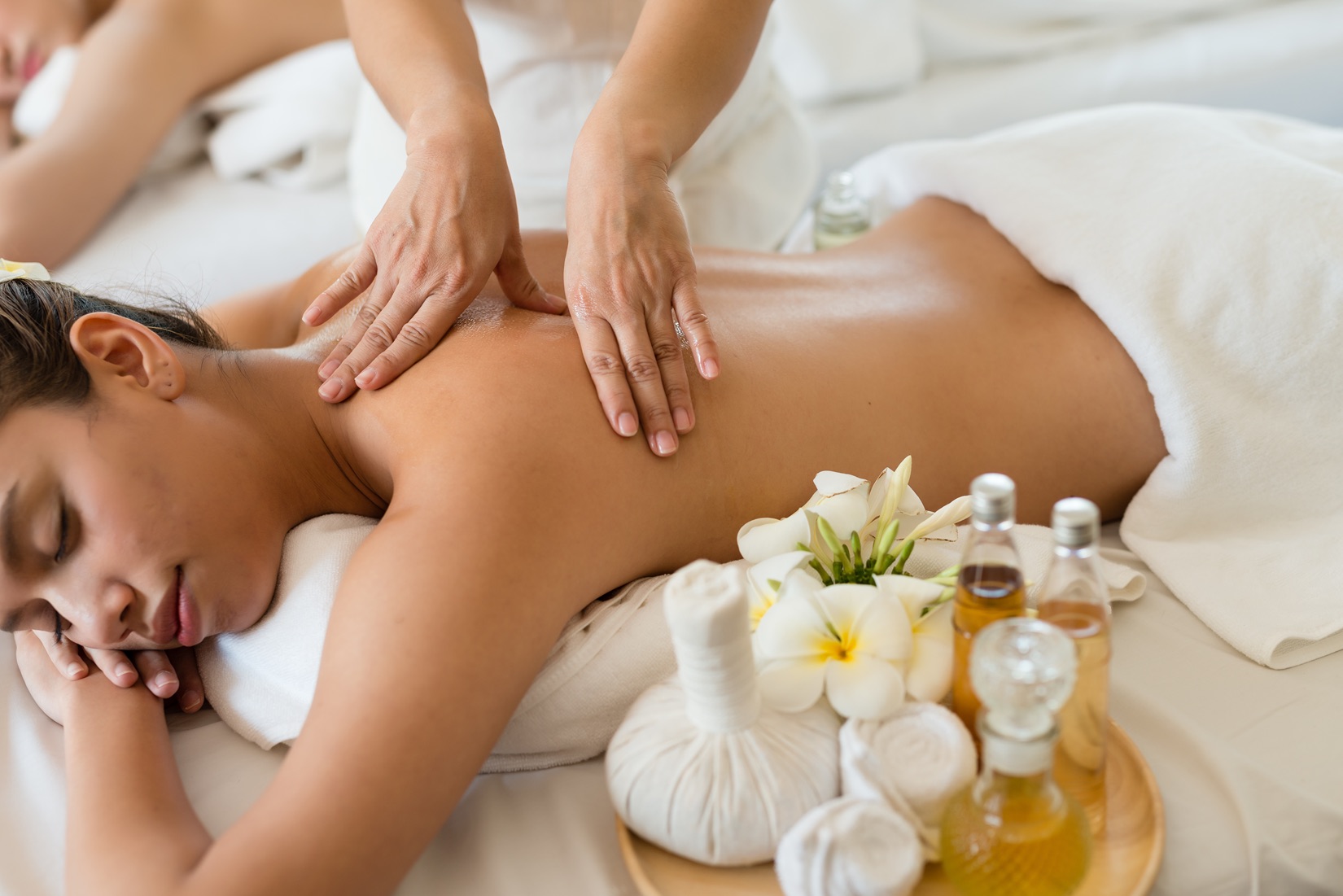 Young beautiful Asian woman relaxing in the Oil spa massage